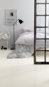 Podłoga drewniana {Tarkett PLAY Jesion IVORY 1 Strip 162x2000 mm}